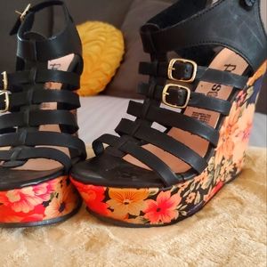 Wedge heels with floral print